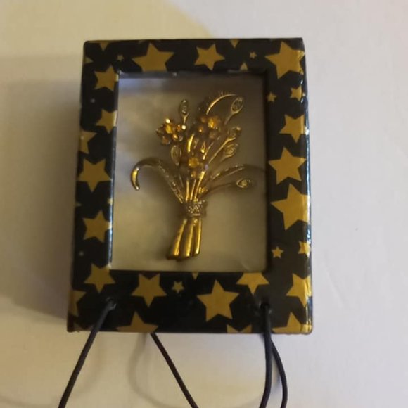 Bouquet of flowers pin in mini gift box with handle - Picture 1 of 3